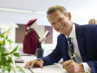 谢菲尔德大学 | 前英格兰银行首席经济学家安迪·霍尔丹加入谢菲尔德大学AMRC，担任工业委员会主席