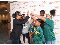 南加州大学 | 南加州大学普莱斯商学院校友在倡导青年体育公平的同时，始终保持专注