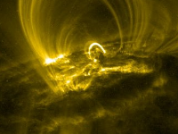 加州理工学院 | 实验室太阳耀斑揭示高能粒子爆发背后的机制线索