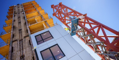 加州大学圣地亚哥分校 | 有史以来最高的全尺寸建筑物建造在圣地亚哥分校测试的地震模拟器上