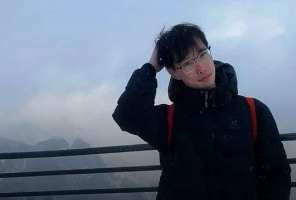 交完新國立7萬留位費(fèi)的第二天，LSE的offer來了。985學(xué)長毅然放棄了NUS