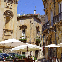 離譜！港大用AI做學(xué)術(shù)，編出24條假文獻(xiàn)！副院長(zhǎng)引咎辭職，AI我該拿你怎么辦？